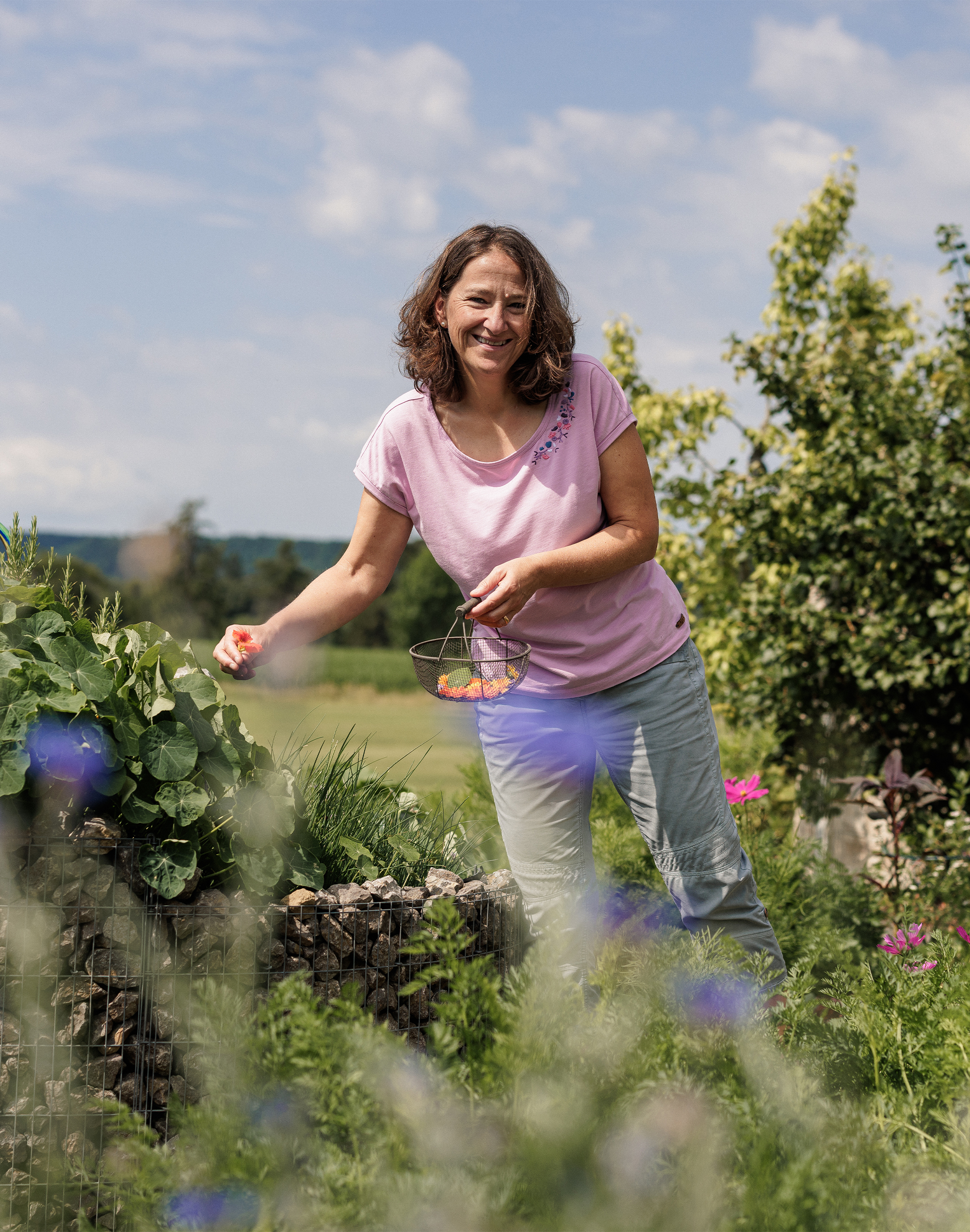 Marlies Greiner im Garten